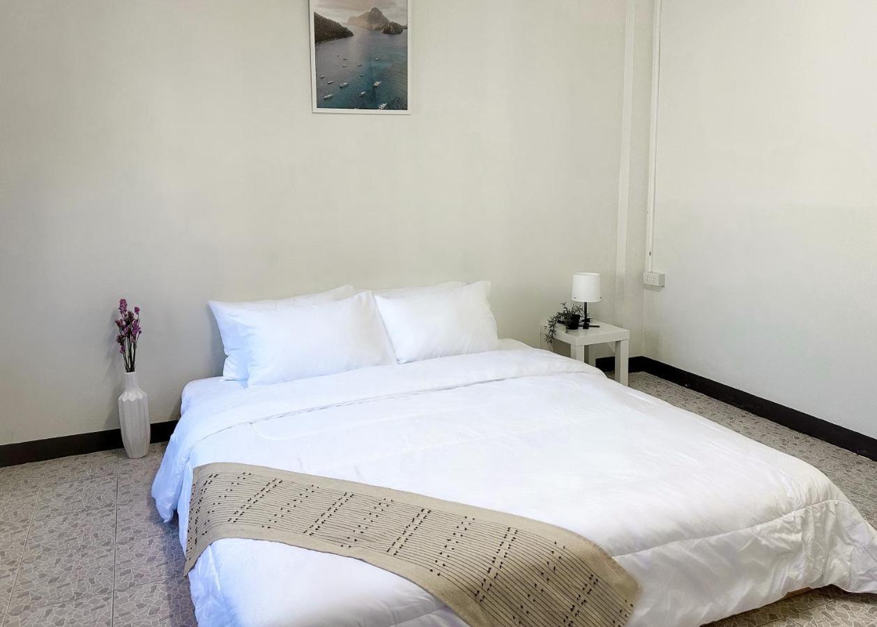 Montana Hotel & Hostel Phuket Karon Exteriör bild