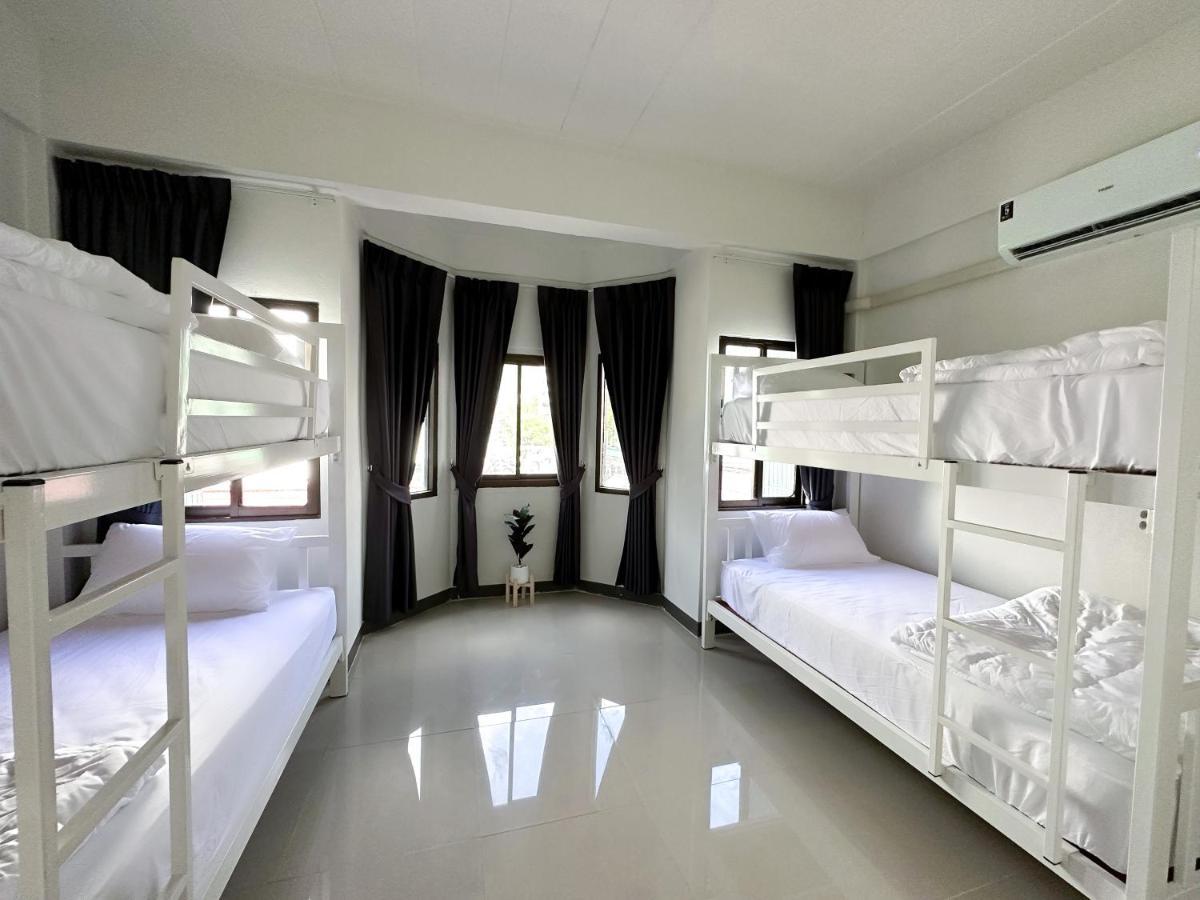 Montana Hotel & Hostel Phuket Karon Rum bild