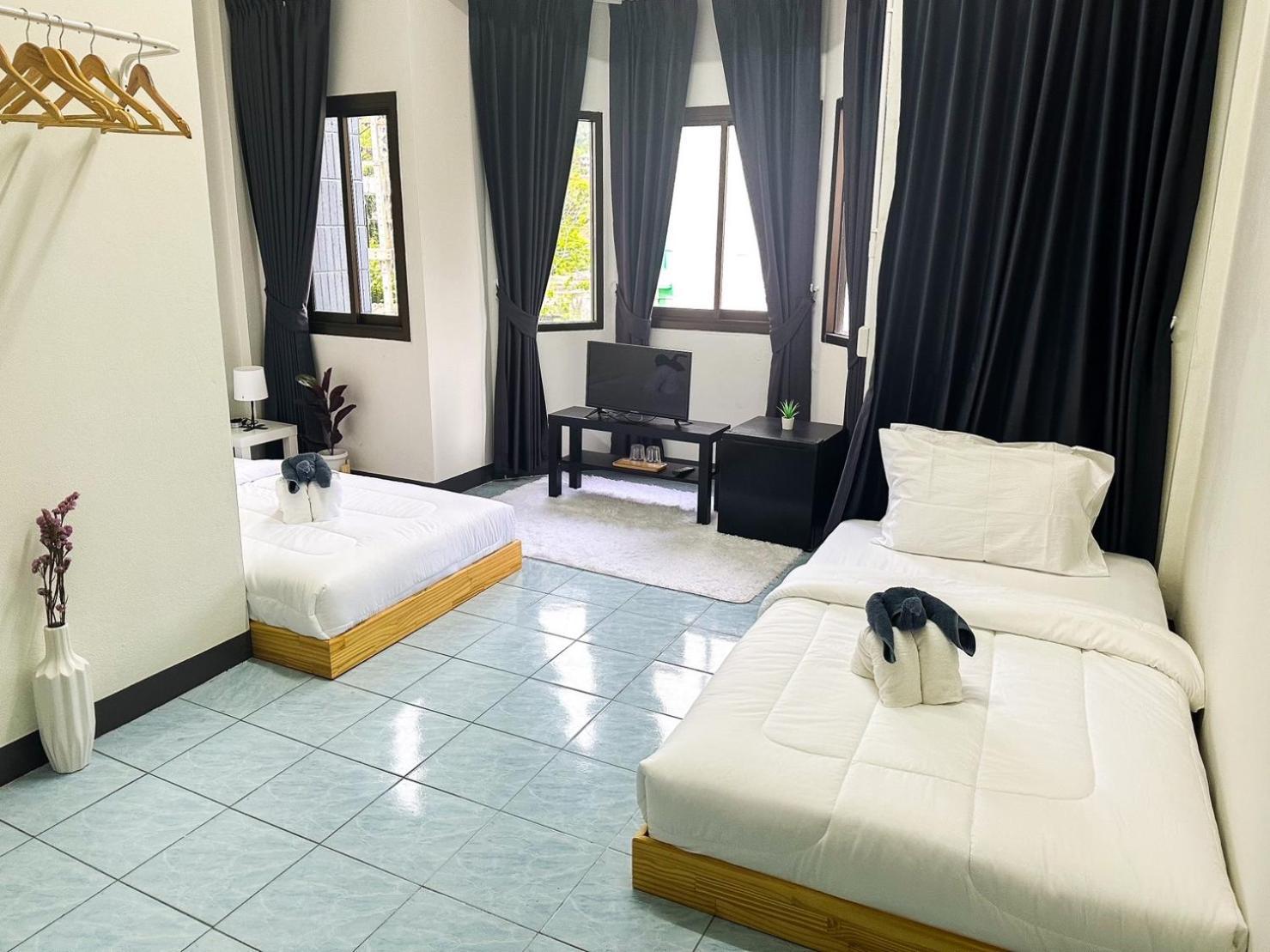 Montana Hotel & Hostel Phuket Karon Exteriör bild