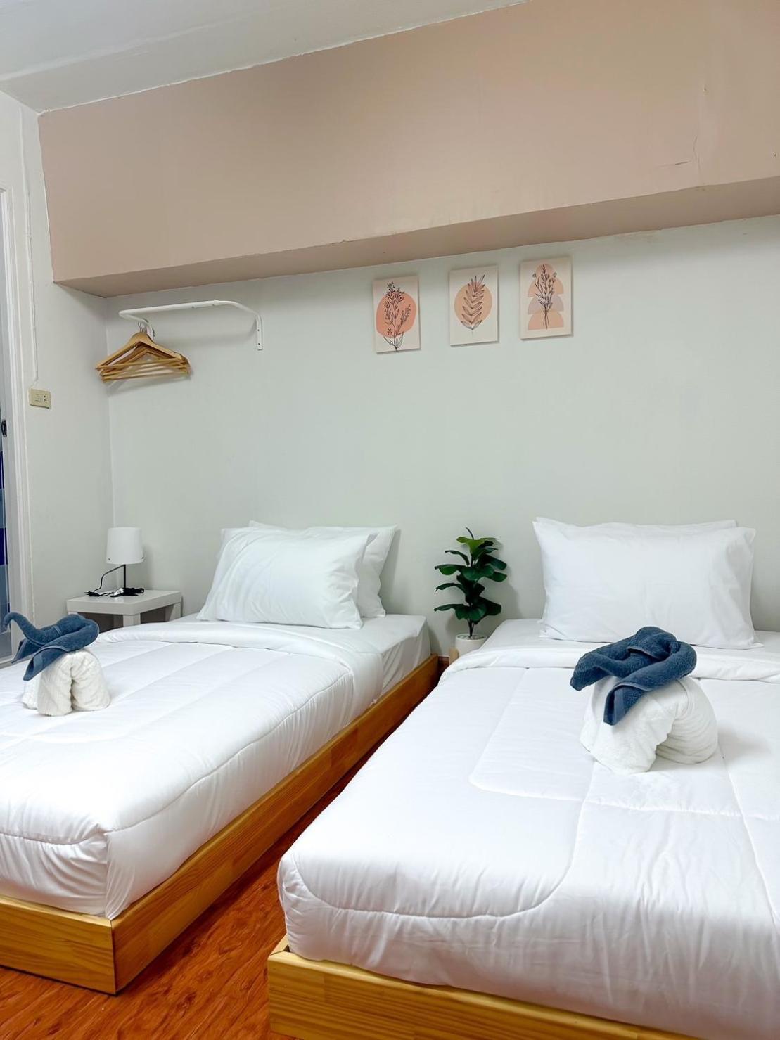 Montana Hotel & Hostel Phuket Karon Exteriör bild