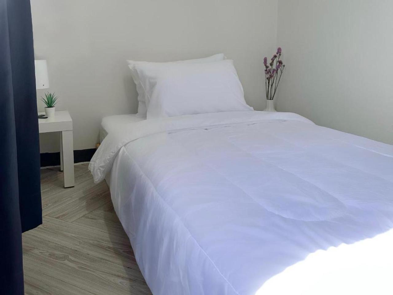 Montana Hotel & Hostel Phuket Karon Exteriör bild