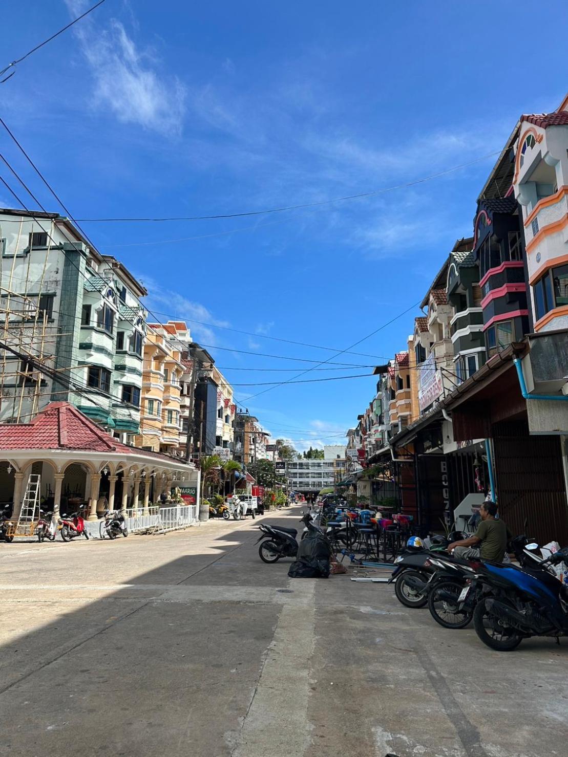 Montana Hotel & Hostel Phuket Karon Exteriör bild