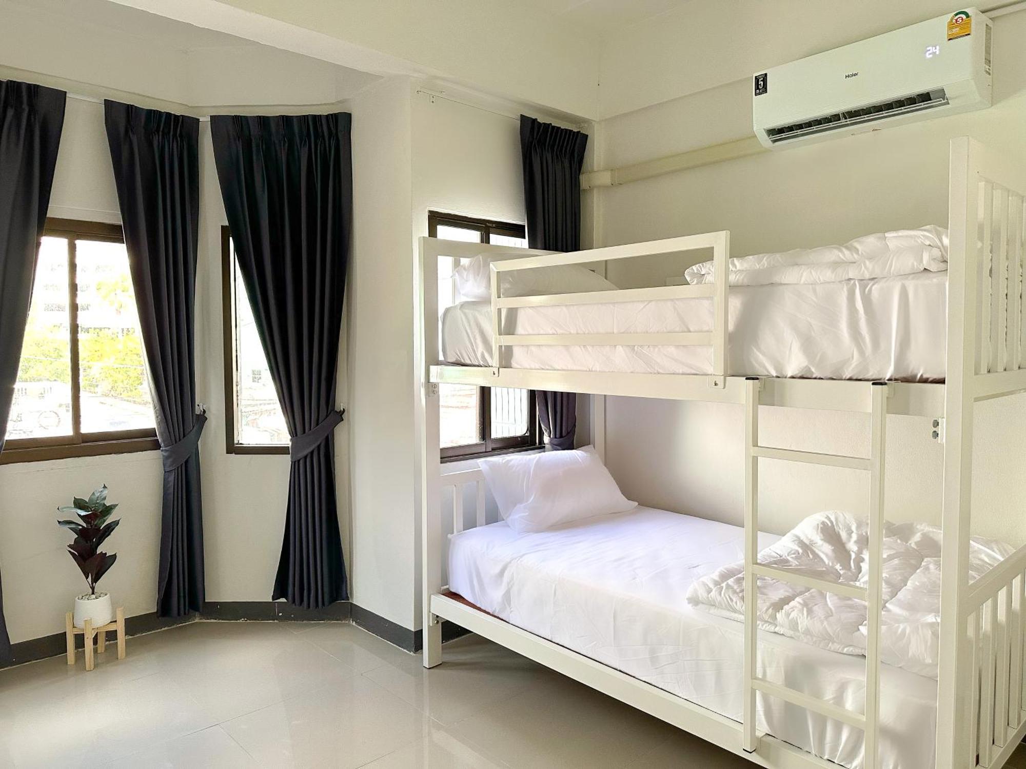 Montana Hotel & Hostel Phuket Karon Exteriör bild